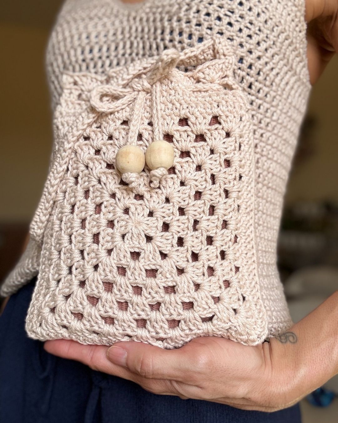 Crochet a Granny Square Shoulder Bag with Crochet Artist Marília Luz