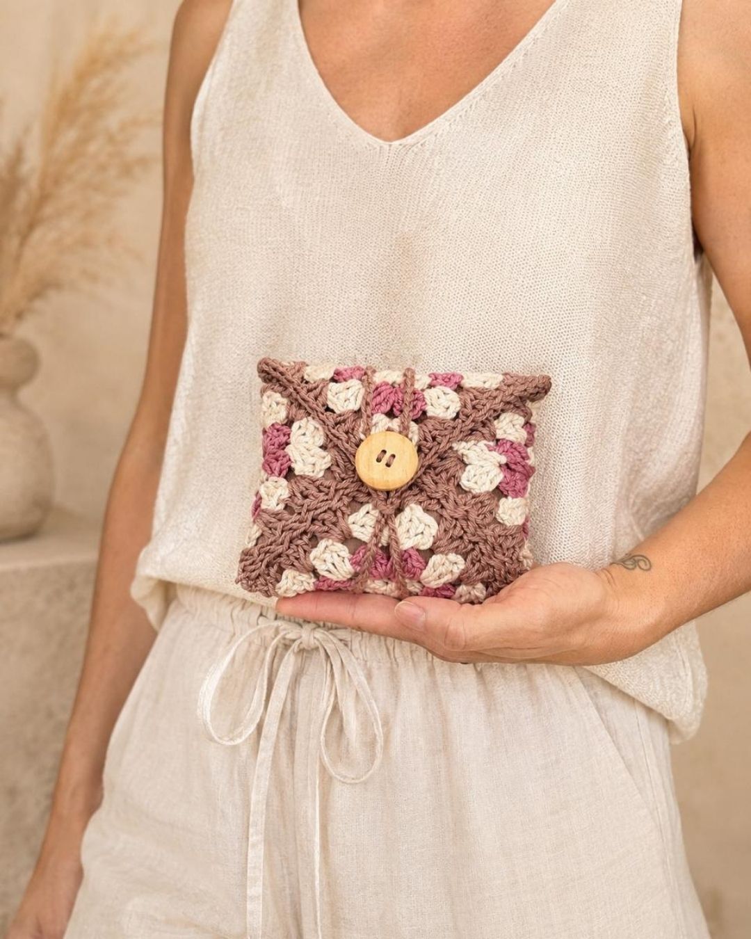 Crochet a Granny Square Pouch with Crochet Artist Marília Luz