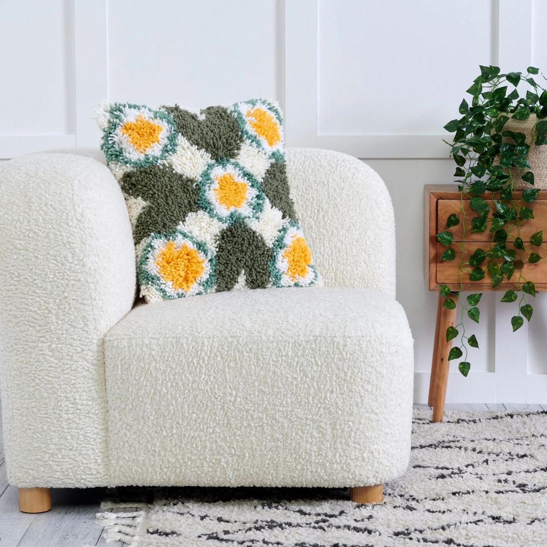 Bernat Latch It Latch Hook Kit - Fleece Pillow Cover (Daisy Do)