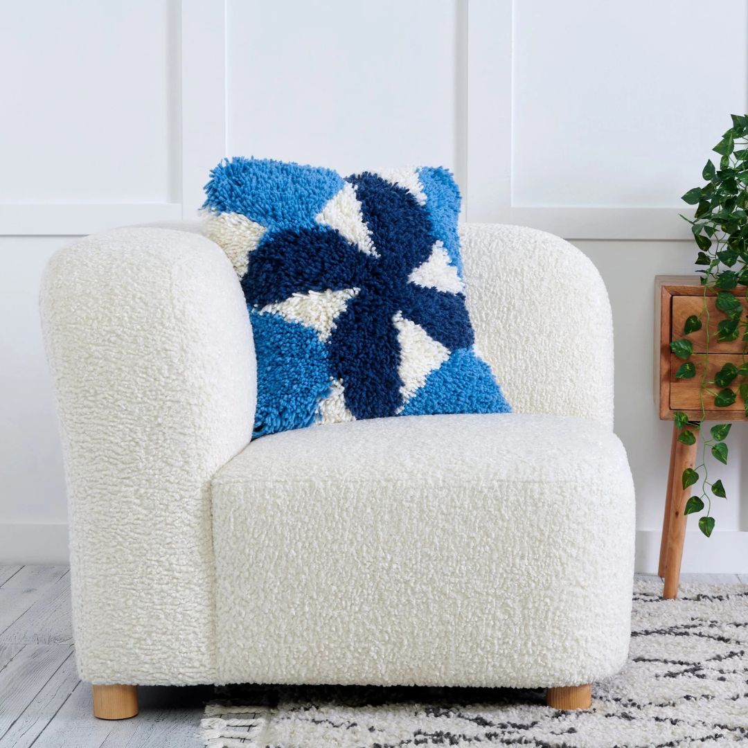 Bernat Latch It Latch Hook Kit - Fleece Pillow Cover (Pinwheel)